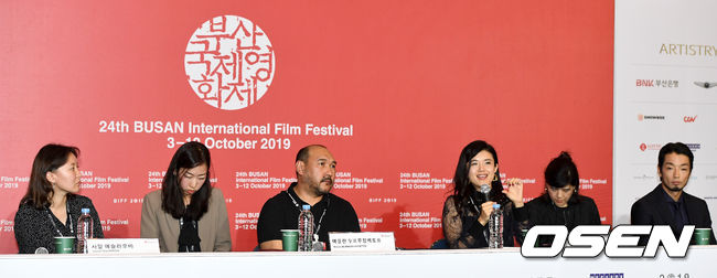 3일 오후 부산 해운대구 영화의 전당 중극장에서 ‘제24회 부산국제영화제’ 개막작 '말도둑들. 시간의 길'  기자회견이 열렸다.  배우 샤말 예슬라모바, 예를란 누르무함베토프와 리사 타케바 감독, 모리야마 미라이(왼쪽부터)가 취재진의 질문에 답하고 있다. /dreamer@osen.co.kr
