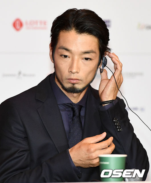 3일 오후 부산 해운대구 영화의 전당 중극장에서 ‘제24회 부산국제영화제’ 개막작 '말도둑들. 시간의 길'  기자회견이 열렸다.  배우 모리야마 미라이 감독이 번역기를 차고 있다. /dreamer@osen.co.kr