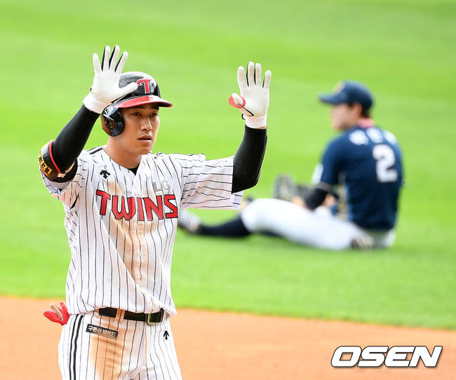 3일 오후 서울 잠실야구장에서 '2019 신한은행 MY CAR KBO 포스트시즌' LG 트윈스와 NC 다이노스의 와일드카드 결정전 1차전이 열렸다.2회말 2사 1루에서 LG 이천웅이 우전안타를 날리고 세리머니를 하고 있다. /jpnews@osen.co.kr