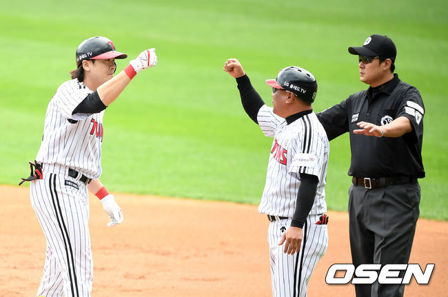 3일 오후 서울 잠실야구장에서 '2019 신한은행 MY CAR KBO 포스트시즌' LG 트윈스와 NC 다이노스의 와일드카드 결정전 1차전이 열렸다.1회말 1사 2루에서 LG 이형종이 선제 1타점 적시타를 날리고 기뻐하고 있다. /jpnews@osen.co.kr