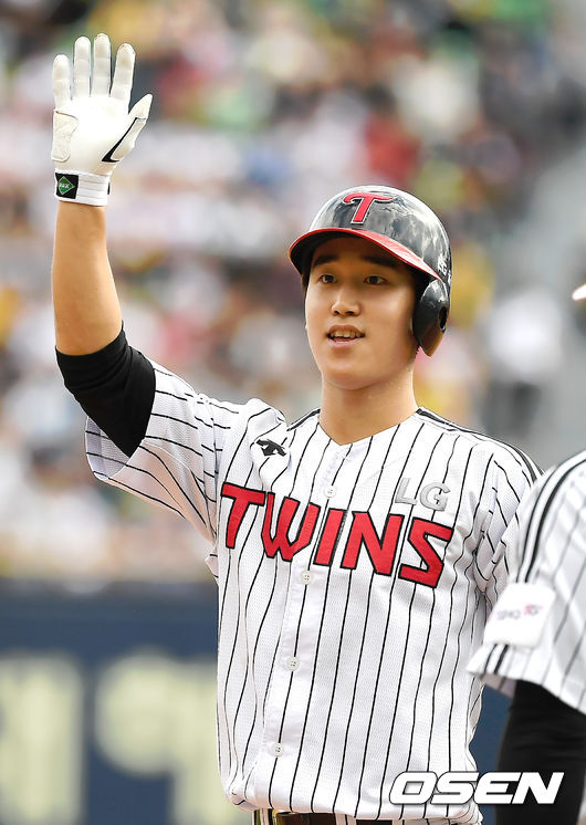 4회말 무사 LG 구본혁이 안타를 때린 뒤 세레머니를 하고 있다. /youngrae@osen.co.kr