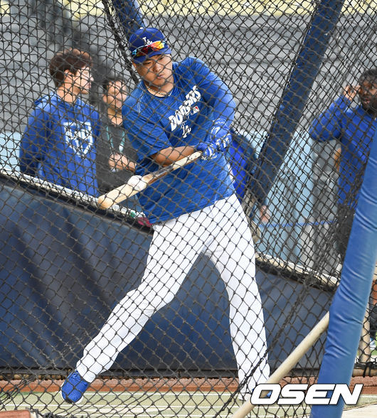디비전시리즈 개막 하루 앞둔 3일(한국시간) 미국 캘리포니아주 로스앤젤레스 다저스타디움에서 2019 메이저리그 내셔널리그 디비전시리즈(NLDS) 공식훈련이 진행됐다.류현진이 타격훈련을 하고 있다. /  soul1014@osen.co.kr