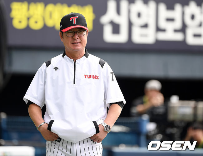 경기에 앞서 LG 류중일 감독이 선수들의 훈련을 지켜보고 있다. /youngrae@osen.co.kr