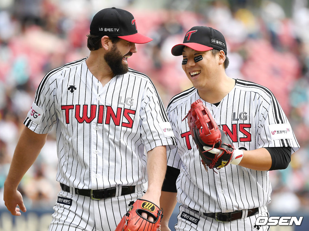 4회초 2사 1,2루 LG 켈리가 이닝을 마친 뒤 김현수와 이야기를 나누고 있다. /youngrae@osen.co.kr