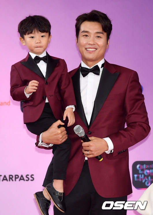 22일 오후 서울 영등포구 여의도 KBS 본관 로비에서 진행된 '2018 KBS 연예대상' 포토월 행사에서 이동국이 시안이와 함께 포토타임을 갖고 있다./ rumi@osen.co.kr