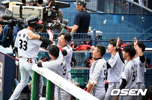 3일 오후 서울 잠실야구장에서 '2019 신한은행 MY CAR KBO 포스트시즌' LG 트윈스와 NC 다이노스의 와일드카드 결정전 1차전이 열렸다.4회말 무사 1,3루에서 LG 박용택이 희생플라이를 날리고 더그아웃으로 향하며 동료선수들의 축하를 받고 있다. /jpnews@osen.co.kr