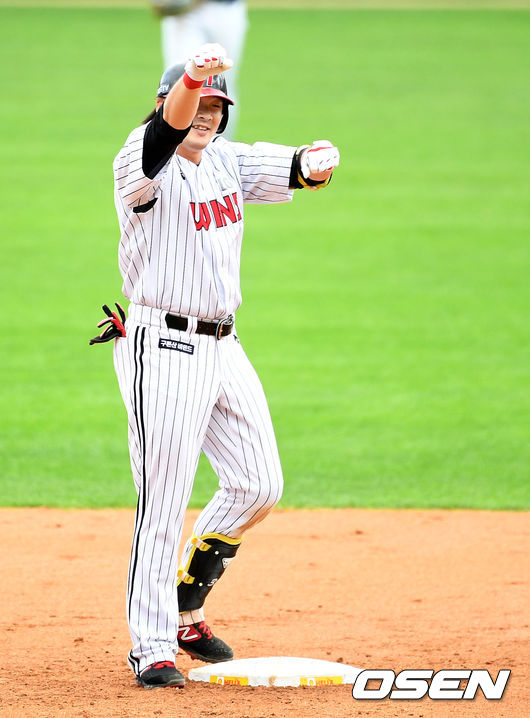 3일 오후 서울 잠실야구장에서 '2019 신한은행 MY CAR KBO 포스트시즌' LG 트윈스와 NC 다이노스의 와일드카드 결정전 1차전이 열렸다.4회말 1사 2루에서 LG 이형종이 1타점 적시 2루타를 날리고 기뻐하고 있다. /jpnews@osen.co.kr