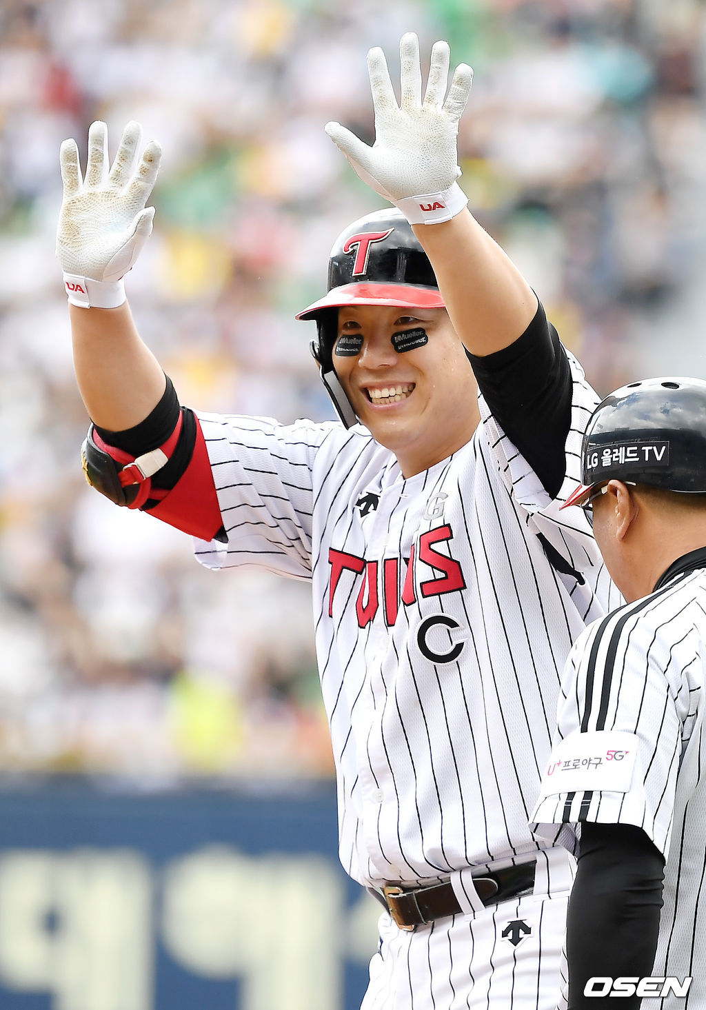 3회말 1사 LG 김현수가 안타를 때린 뒤 세레머니를 하고 있다. /youngrae@osen.co.kr