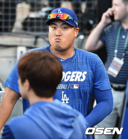 디비전시리즈 개막 하루 앞둔 3일(한국시간) 미국 캘리포니아주 로스앤젤레스 다저스타디움에서 2019 메이저리그 내셔널리그 디비전시리즈(NLDS) 공식훈련이 진행됐다.타격훈련을 마친 류현진이 기자의 질문에 익살스러운 표정을 짓고 있다./  soul1014@osen.co.kr