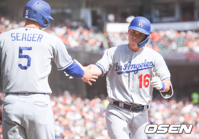 1회초 1사 2루 다저스 윌 스미스가 2점 홈런을 날리고 코리 시거와 하이파이브를 하고 있다.. / soul1014@osen.co.kr