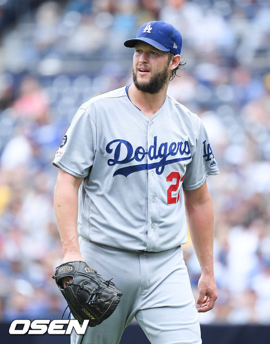 6회말 이닝종료 후 다저스 커쇼가 더그아웃으로 들어가고 있다.  이날 커쇼는 시즌 마지막 등판을 6이닝 무실점 기록했다. /  soul1014@osen.co.kr