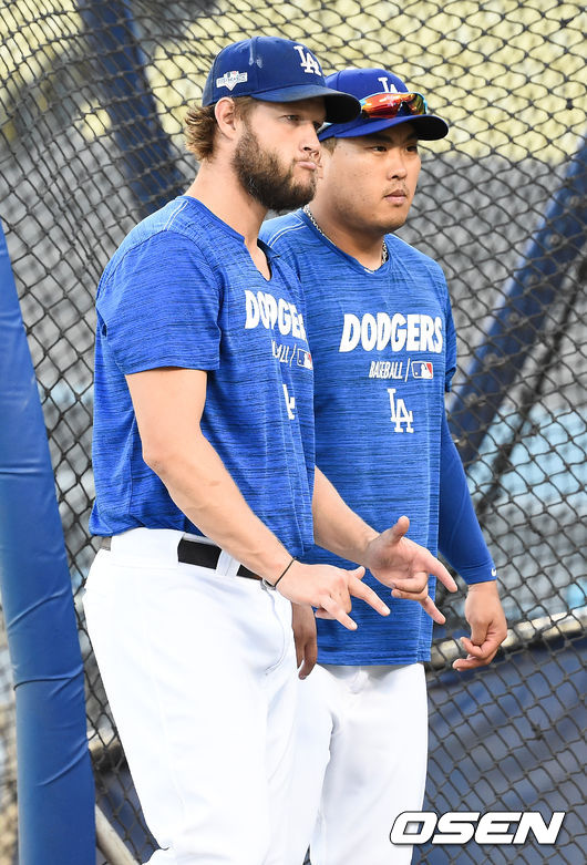 디비전시리즈 개막 하루 앞둔 3일(한국시간) 미국 캘리포니아주 로스앤젤레스 다저스타디움에서 2019 메이저리그 내셔널리그 디비전시리즈(NLDS) 공식훈련이 진행됐다.타격훈련을 마친 류현진과 커쇼가 그라운드를 빠져나가고 있다. /  soul1014@osen.co.kr