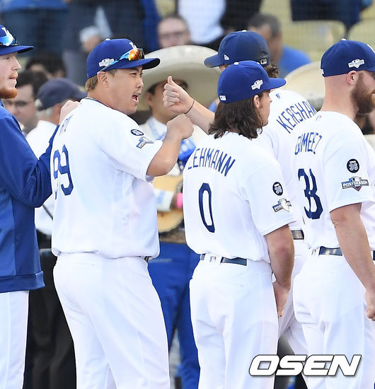 다저스 류현진이 식전 행사에 참석해 커쇼와 하이파이브를 하고 있다./ soul1014@osen.co.kr