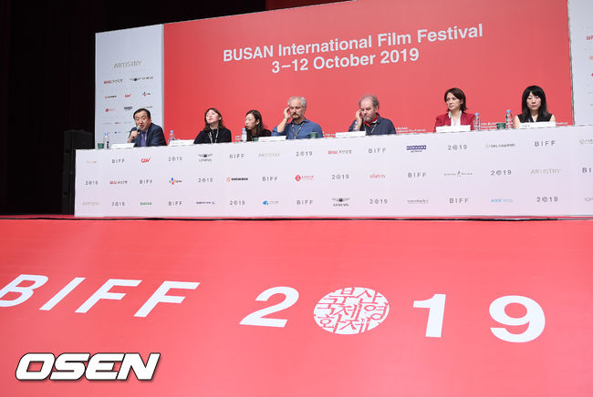 OSEN=부산, 민경훈 기자] 4일 오전 부산 해운대구 신세계백화점 센텀시티점 문화홀에서 ‘제24회 부산국제영화제’ 뉴커런츠 심사위원 기자회견이 열렸다.  이 자리에 심사위원장 마이크 피기스 감독, 카를 오크 예술감독, 카자흐스탄 배우 사말 예슬라모바, 말레이시아 리신제, 서영주 화인컷 대표가 참석하고 있다. /rumi@osen.co.kr