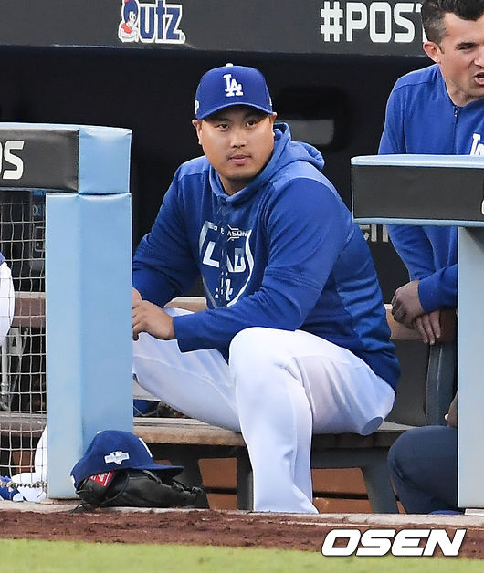류현진이 더그아웃에 앉아 경기를 지켜보고 있다/ soul1014@osen.co.kr