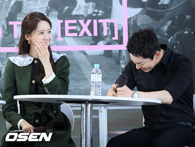 4일 오후 부산 해운대구 영화의 전당에서 ‘제24회 부산국제영화제’ 영화 '엑시트' 오픈토크 행사가 열렸다.  배우 임윤아와 조정석이 행사 중 미소짓고 있다. /rumi@osen.co.kr