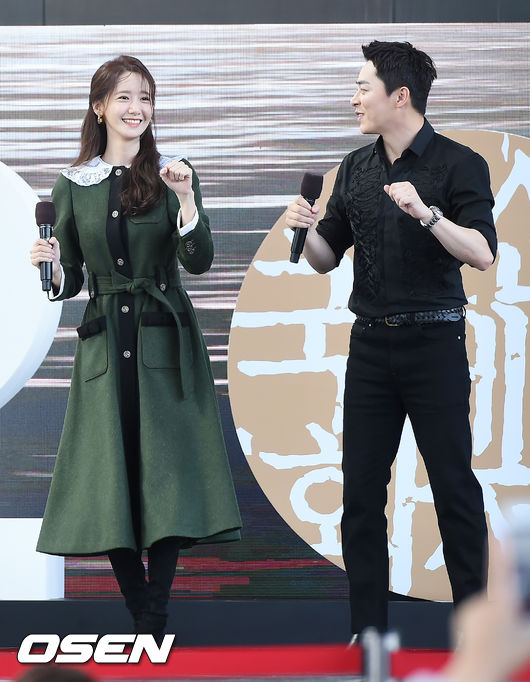 4일 오후 부산 해운대구 영화의 전당에서 ‘제24회 부산국제영화제’ 영화 '엑시트' 오픈토크 행사가 열렸다. 배우 임윤아와 조정석이 포토타임을 갖고 있다. /rumi@osen.co.kr