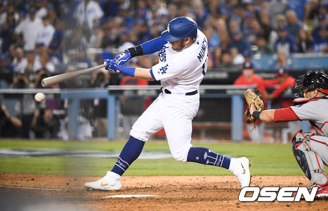 5회말 2사 1,3루 다저스 먼시가 1타점 적시타를 날리고 있다./  soul1014@osen.co.kr