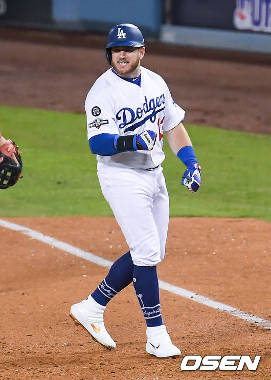 7회말 2사 만루 다저스 먼시가 2타점 적시타를 날린뒤 환호하고 있다. / soul1014@osen.co.kr