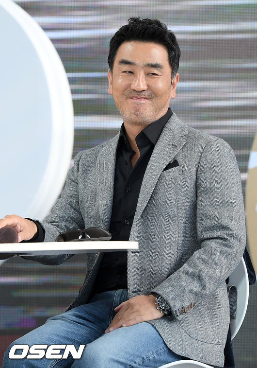 4일 오후 부산 해운대구 영화의 전당에서 ‘제24회 부산국제영화제’ 영화 ‘극한직업’ 오픈토크 행사가 열렸다.  배우 류승룡이 무대 위에서 미소짓고 있다. /rumi@osen.co.kr