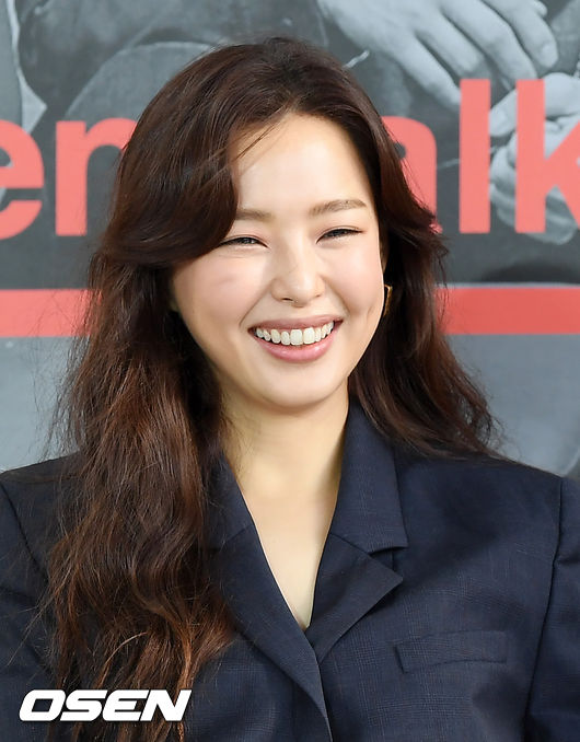 4일 오후 부산 해운대구 영화의 전당에서 ‘제24회 부산국제영화제’ 영화 ‘극한직업’ 오픈토크 행사가 열렸다.  배우 이하늬가 무대 위에서 미소짓고 있다. /rumi@osen.co.kr