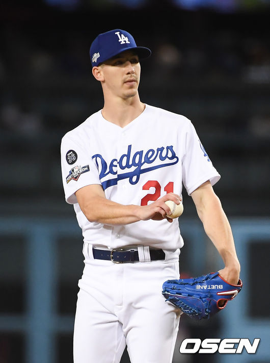 5회초 다저스 뷸러가 스미스에게 사인을 보내고 있다 / soul1014@osen.co.kr