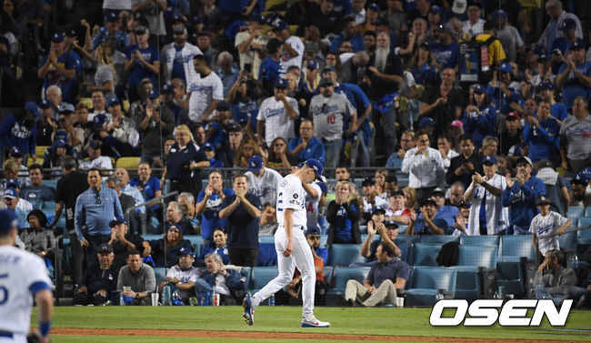  4회말 위기를 넘긴 뷸러가 다저스 팬들의 박수를 받으며 그라운드를 빠져나가고 있다 / soul1014@osen.co.kr