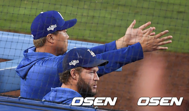 NLDS 1차전 8회말 2사 류현진이 작 피더슨의 파울타구때 손짓하고 있다.  / soul1014@osen.co.kr