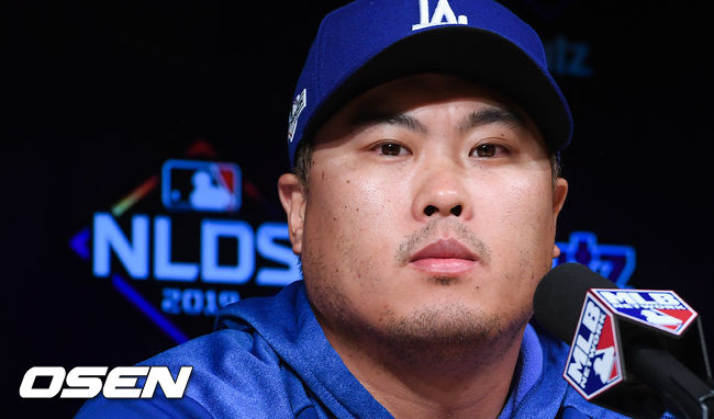 경기에 앞서 3차전 선발투수 류현진이 인터뷰를 하고 있다. / soul1014@osen.co.kr