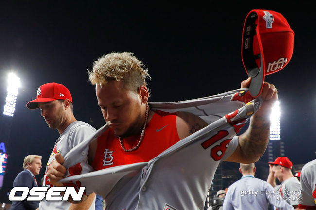 [사진] 경기 후 유니폼을 벗는 카를로스 마르티네스 /ⓒGettyimages(무단전재 및 재배포 금지)
