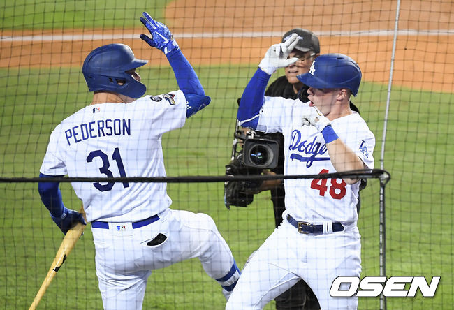  8회말 1사 다저스 럭스가 솔로홈런을 날리고 작 피더슨과 하이파이브를 하고 있다. / soul1014@osen.co.kr