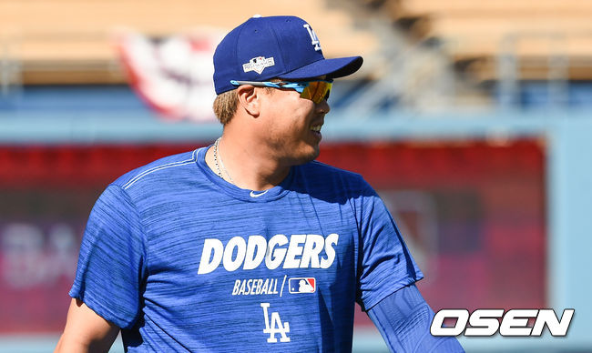 경기에 앞서 류현진이 롱토스 캐치볼한뒤 미소 짓고 있다. / soul1014@osen.co.kr