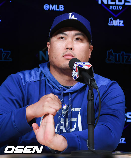 경기에 앞서 3차전 선발투수 류현진이 인터뷰를 하고 있다. / soul1014@osen.co.kr