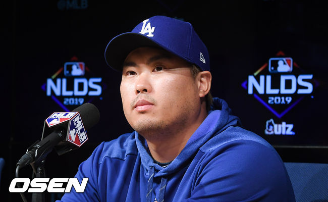 경기에 앞서 3차전 선발투수 류현진이 인터뷰를 하고 있다. / soul1014@osen.co.kr