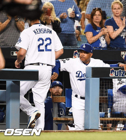 1회초 이닝종료 후 다저스 로버츠 감독이 선발투수 커쇼를 독려하고 있다. / soul1014@osen.co.kr
