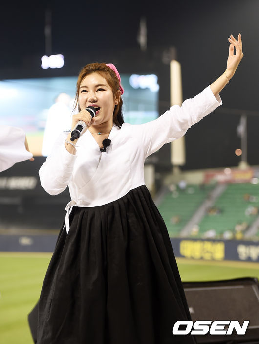 야구장을 찾은 가수 송가인이 멋진 무대를 선보이고 있다. /pjmpp@osen.co.kr