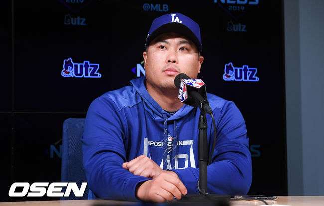 경기에 앞서 3차전 선발투수 류현진이 인터뷰를 하고 있다. / soul1014@osen.co.kr