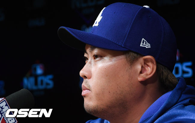 경기에 앞서 3차전 선발투수 류현진이 인터뷰를 하고 있다. / soul1014@osen.co.kr