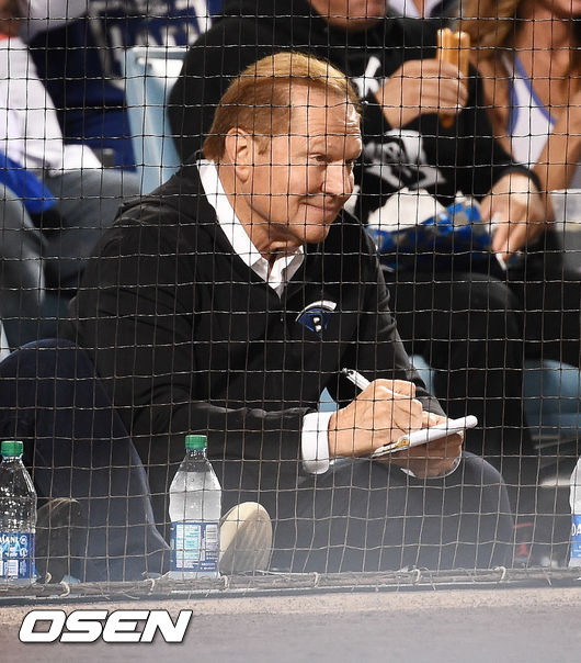 스트라스버그 호투에 미소 짓는 스캇 보라스. / soul1014@osen.co.kr