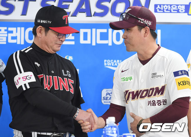 5일 오후 서울 고척스카이돔에서 '2019 신한은행 MY CAR KBO 포스트시즌' 키움 히어로즈와 LG 트윈스의 준플레이오프 미디어데이가 진행됐다. LG 류중일 감독과 키움 장정석 감독이 악수를 나누고 있다. /youngrae@osen.co.kr
