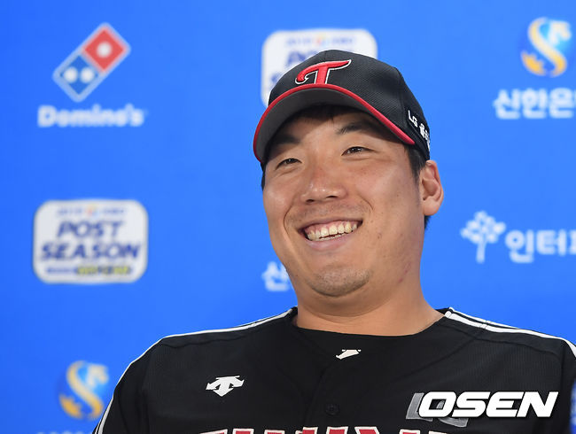 5일 오후 서울 고척스카이돔에서 '2019 신한은행 MY CAR KBO 포스트시즌' 키움 히어로즈와 LG 트윈스의 준플레이오프 미디어데이가 진행됐다. LG 김현수가 미소를 짓고 있다. /youngrae@osen.co.kr