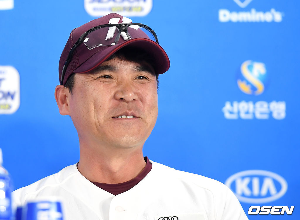 키움 장정석 감독이 질문을 듣고 있다. /youngrae@osen.co.kr