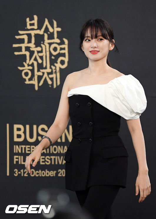 5일 오후 부산 해운대구 영화의 전당에서 ‘제24회 부산국제영화제’ 영화 '버티고' 야외 무대인사가 진행됐다.  무대 위에서 배우 천우희가 미소 지으며 입장하고 있다. /rumi@osen.co.kr