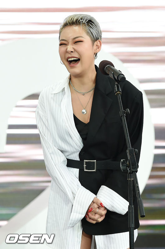  5일 오후 부산 해운대구 영화의 전당에서 ‘제24회 부산국제영화제’ 영화 '초미의 관심사' 야외 무대인사 행사가 열렸다.  무대 위에서 배우 김은영(치타)이 환하게 웃고 있다. /hyun309@osne.co.kr