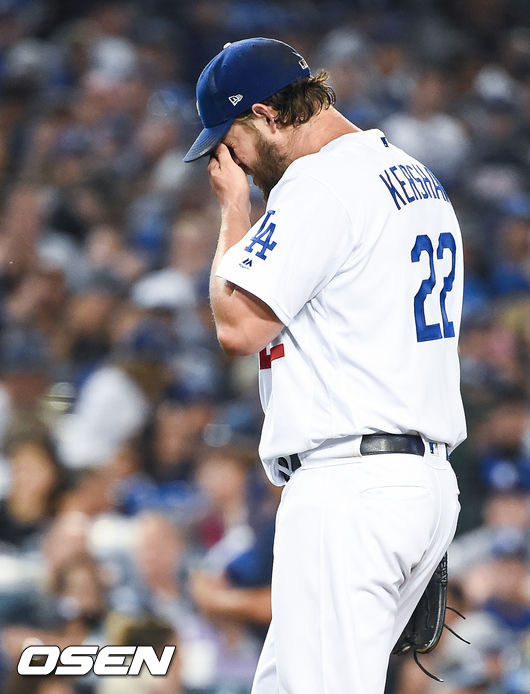 2회초 2실점 허용한 다저스 선발투수 커쇼가 아쉬워하며 더그아웃으로 들어가고 있다. / soul1014@osen.co.kr