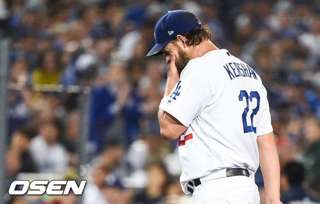 클레이튼 커쇼의 가을 잔혹사가 반복됐다. LA 다저스가 워싱턴 내셔널스에 반격의 1승을 내줬다. 워싱턴은 3차전 선발투수로 예정됐던 맥스 슈어저를 8회 깜짝 불펜으로 투입하는 초강수를 두며 1승1패 원점을 만들었다. 다저스는 5일(이하 한국시간) 미국 캘리포니아주 로스앤젤레스 다저스타디움에서 벌어진 2019 MLB 포스트시즌 내셔널리그 디비전시리즈(NLDS) 워싱턴 내셔널스와 5전3선승제 2차전에서 2-4로 패했다. 시리즈는 1승1패 원점. 2회초 2실점 허용한 다저스 선발투수 커쇼가 아쉬워하며 더그아웃으로 들어가고 있다. / soul1014@osen.co.kr