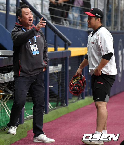 경기 시작을 앞두고 LG 차명석 단장과 유강남이 대화를 나누고 있다. /dreamer@osen.co.kr