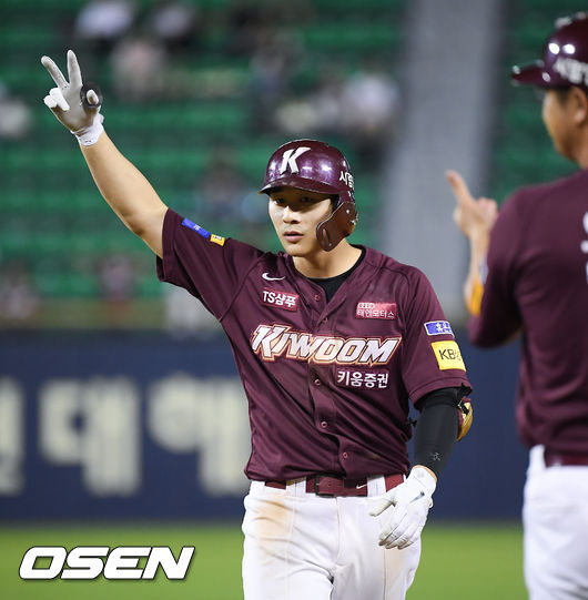 8회초 무사 2루 키움 김하성이 안타를 날린뒤 세리머니를 하고 있다.  / soul1014@osen.co.kr
