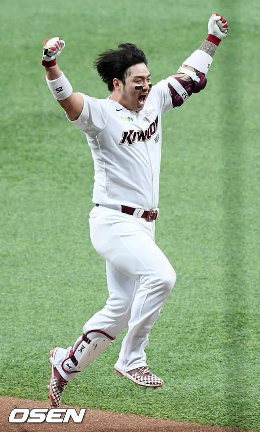 키움 히어로즈가 기선 제압에 성공했다. 키움은 6일 서울 고척스카이돔에서 열린 '2019신한은행 MYCAR KBO리그' LG 트윈스와의 준플레이오프 1차전에서 물러서지 않는 뜨거운 투수전을 벌인 끝에 9회말 박병호의 끝내기 홈런에 힘입어 1-0으로 승리했다.9회말 무사 끝내기포를 날린 박병호가 홈으로 뛰며 환호하고 있다./rumi@osen.co.kr