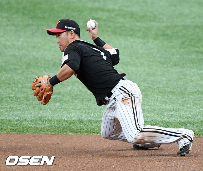 1회말 1사 주자 1루 키움 이정후의 2루수 앞 땅볼때 LG 2루수 정주현이 넘어지며 2루로 송구하고 있다. /rumi@osen.co.kr